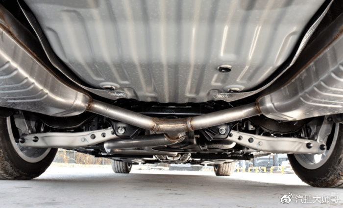 底盘悬架方面,虽然官方还未公布新一代别克君越的底盘悬架结构,但是