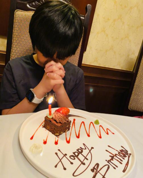 林志颖为儿子庆生,晒kimi许愿照,生日蛋糕小到离谱