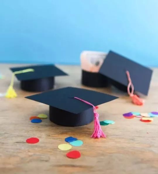 毕业季怎么可以少得了学士帽呢?