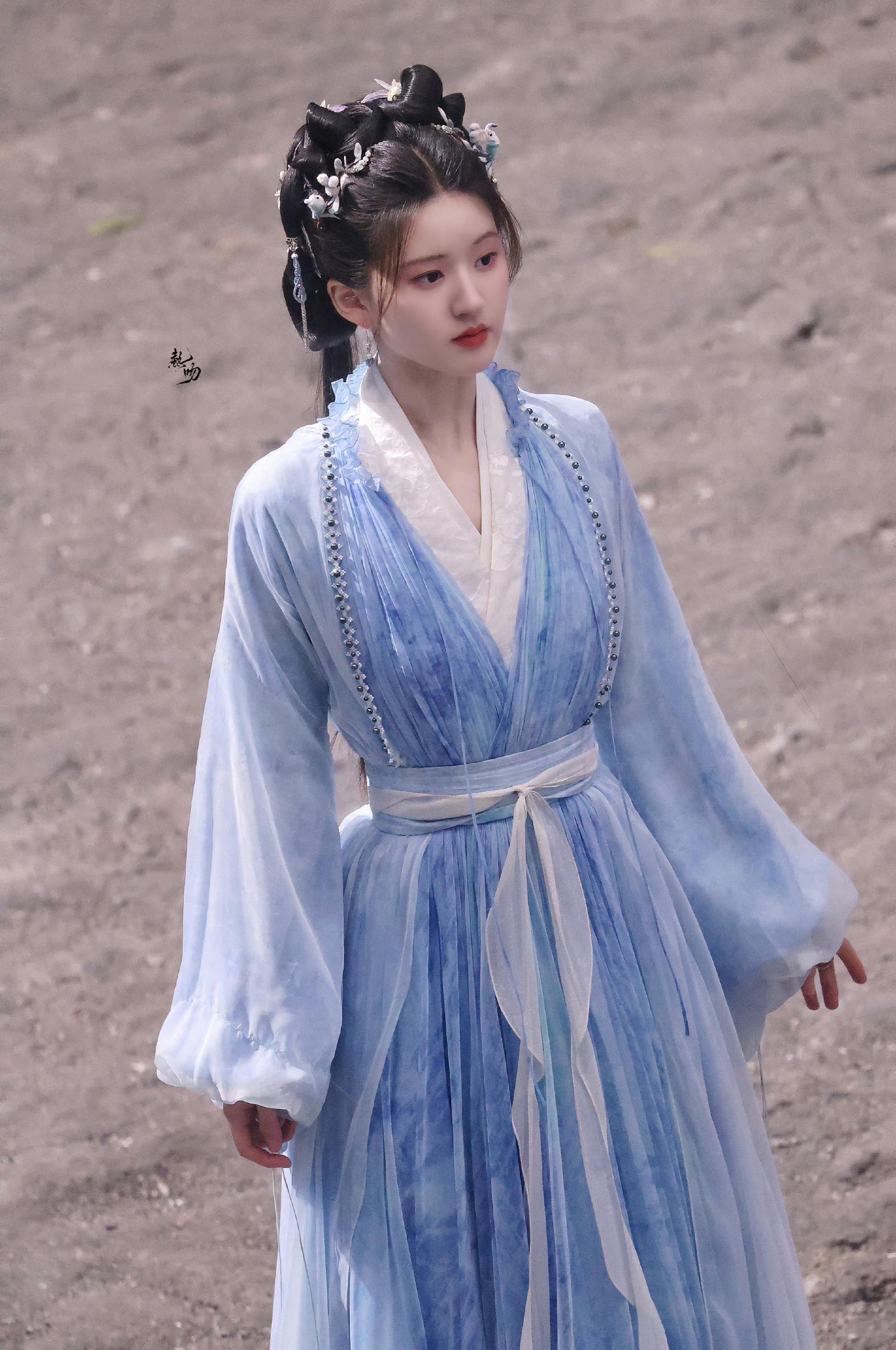 赵露思《神隐》蓝裙造型~ 漂亮可爱的阿音好治愈|赵露思|神隐_新浪