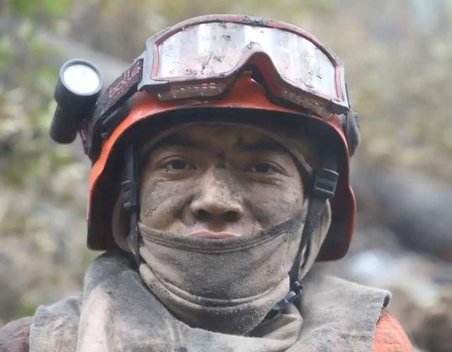 消防员战士的脸图片