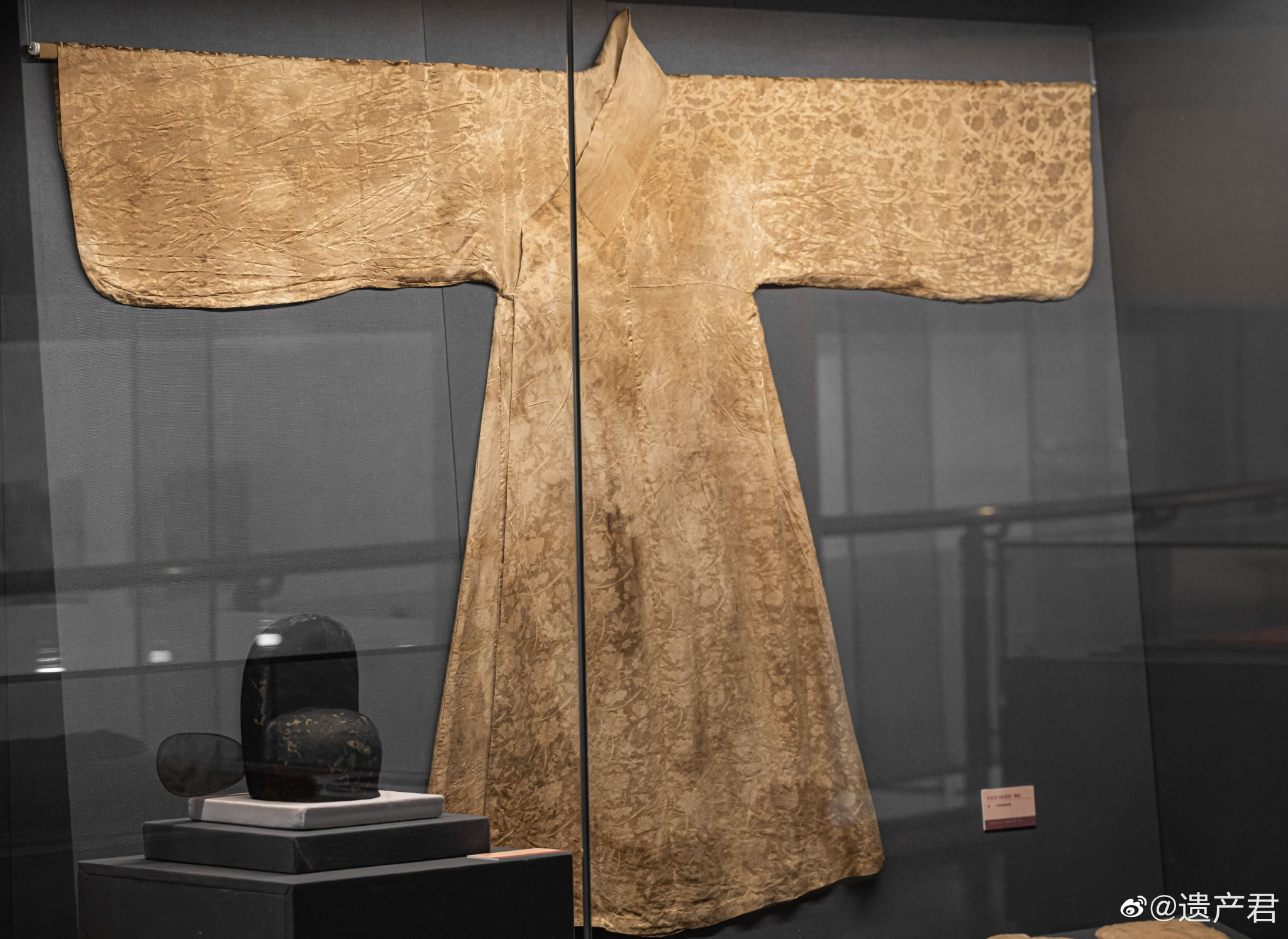 杭州中国丝绸博物馆明代折枝花鸟暗花缎广绣袍