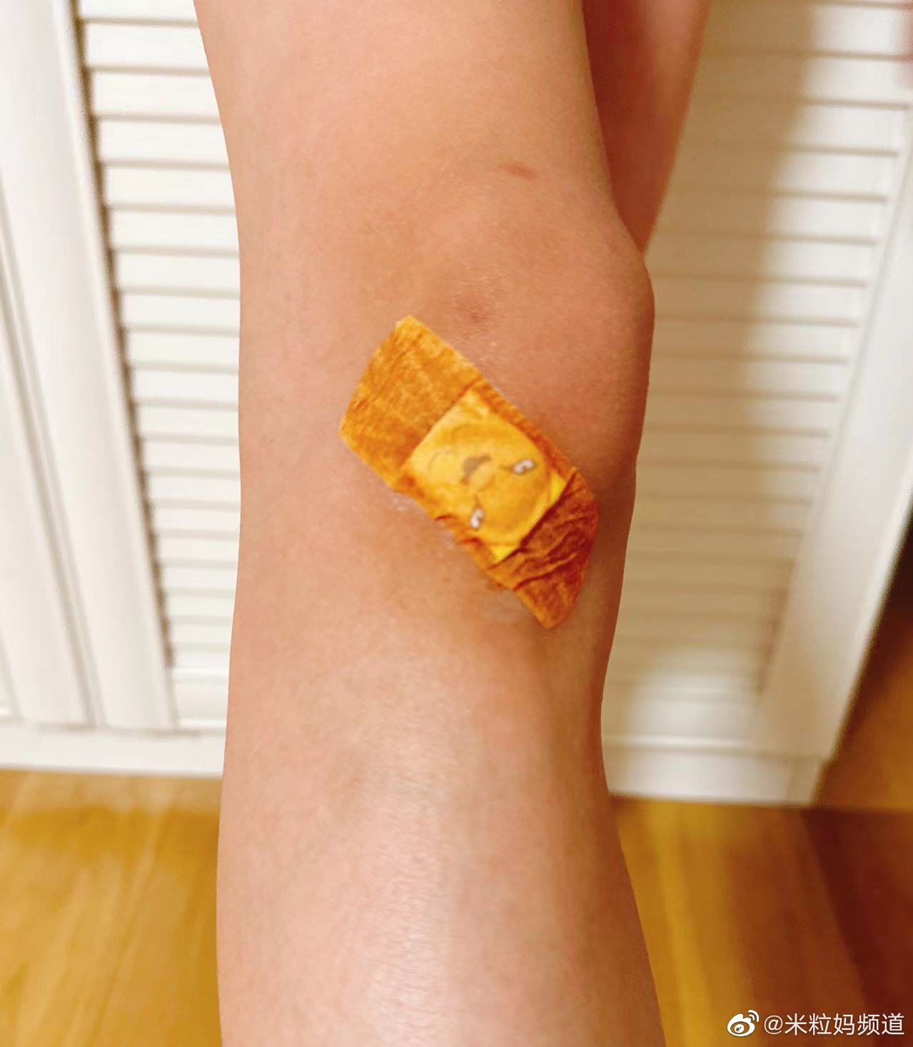 昨天米粒足球校队训练时,摔了个啃93,膝盖破了皮……_高清图集_新浪