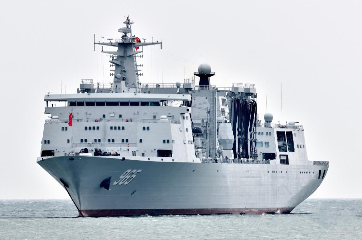 901型舰队补给舰安装有3套补给门架,右舷按顺序从前到后分别是:液货