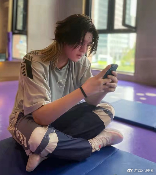 赤酱另类狼尾造型帅呆众人女装赤酱也不差ks阿神也甘拜下风