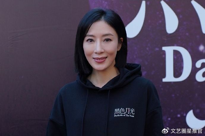 44岁杨怡拍戏生图很惊艳!入戏太深表情不忿,网友怕她要扇店员|TVB|演技|家庭|罗仲谦|复出_新浪新闻