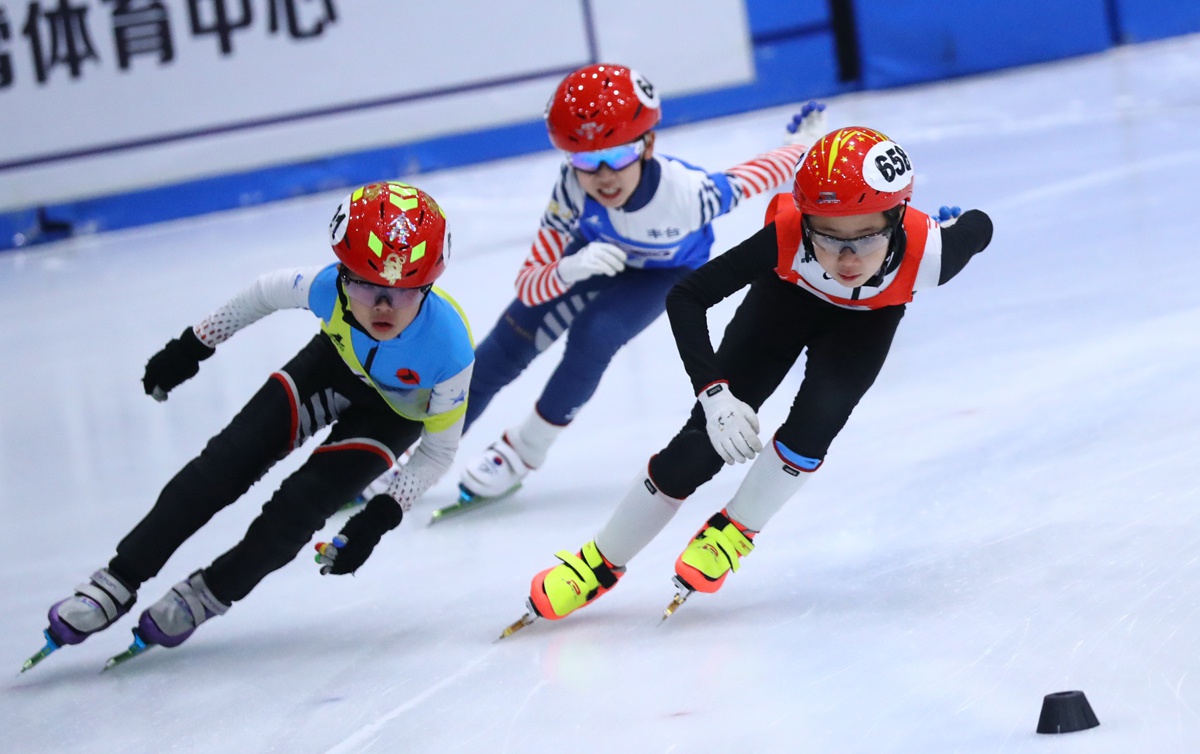 翩翩少年冰上飞驰 北京市青少年短道速滑混合接力赛举行
