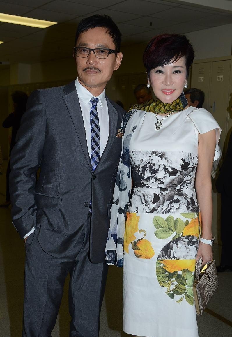 赌王四太和狄波拉同框,穿衣看着挺清新,但豪门气场却被比下去|狄波拉