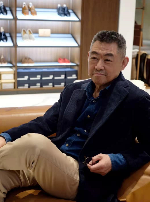 顶级名媛朱珠否认整容晒与爸爸逛街合照太温馨朱爸梨涡太抢镜