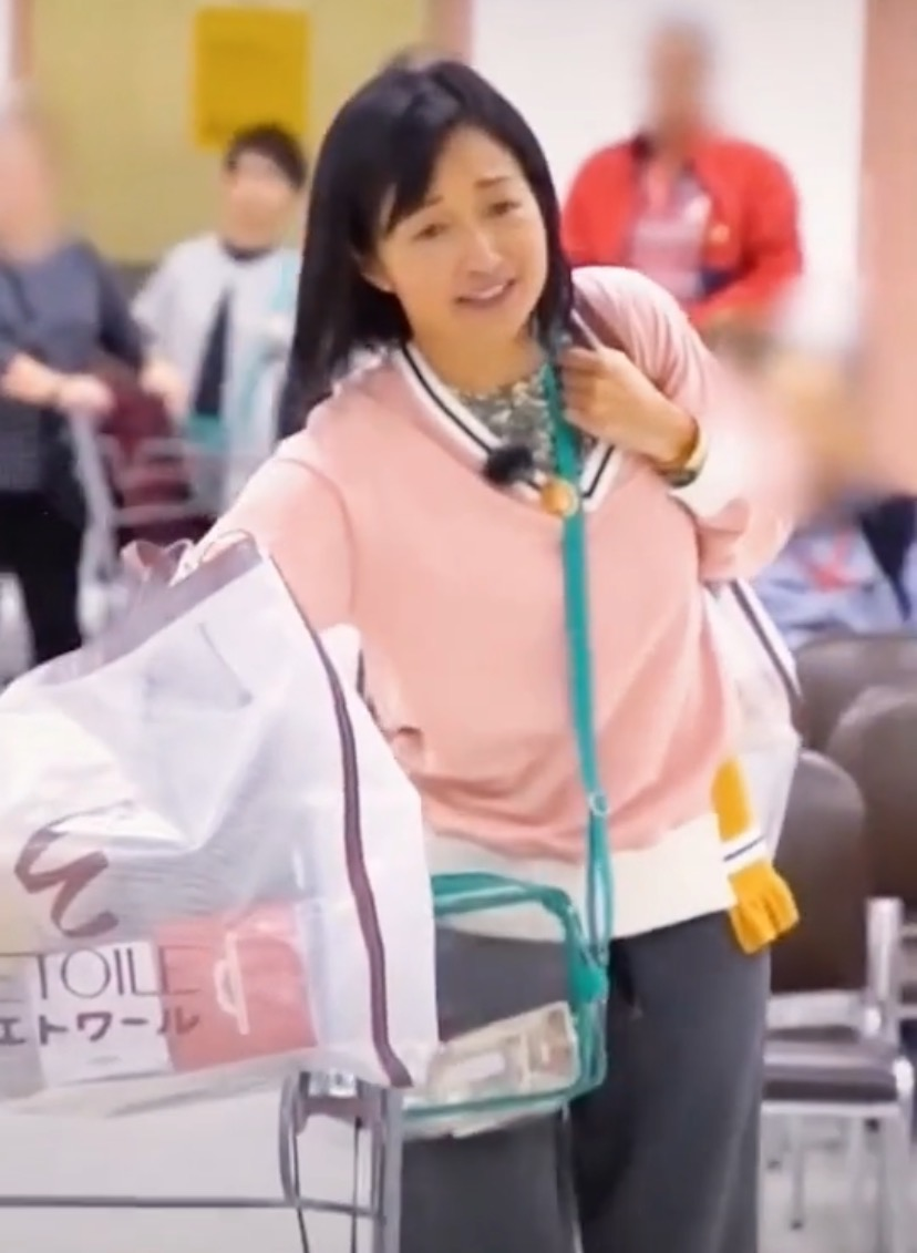 50岁港姐李绮红近态曝光脸色蜡黄皱纹尽显因遗传病退圈多年