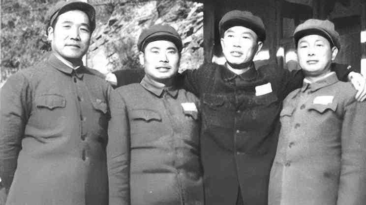 梁兴初要请邓华吃海鲜，军长犯难，杨迪给他解了围|西海岸|梁兴初|邓华_新浪新闻