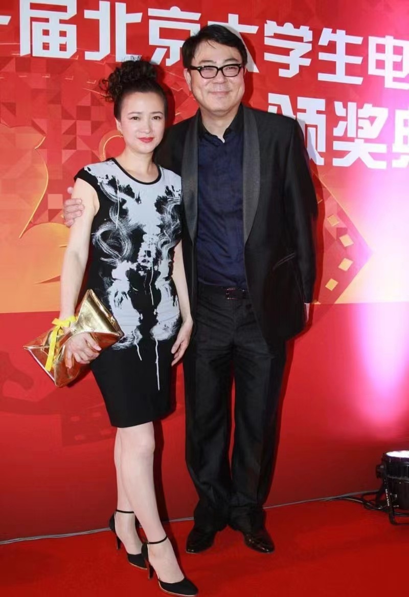 娃娃脸的何晴老了也很美,包臀紧身裙看上去风韵犹存,发型很独特__财经