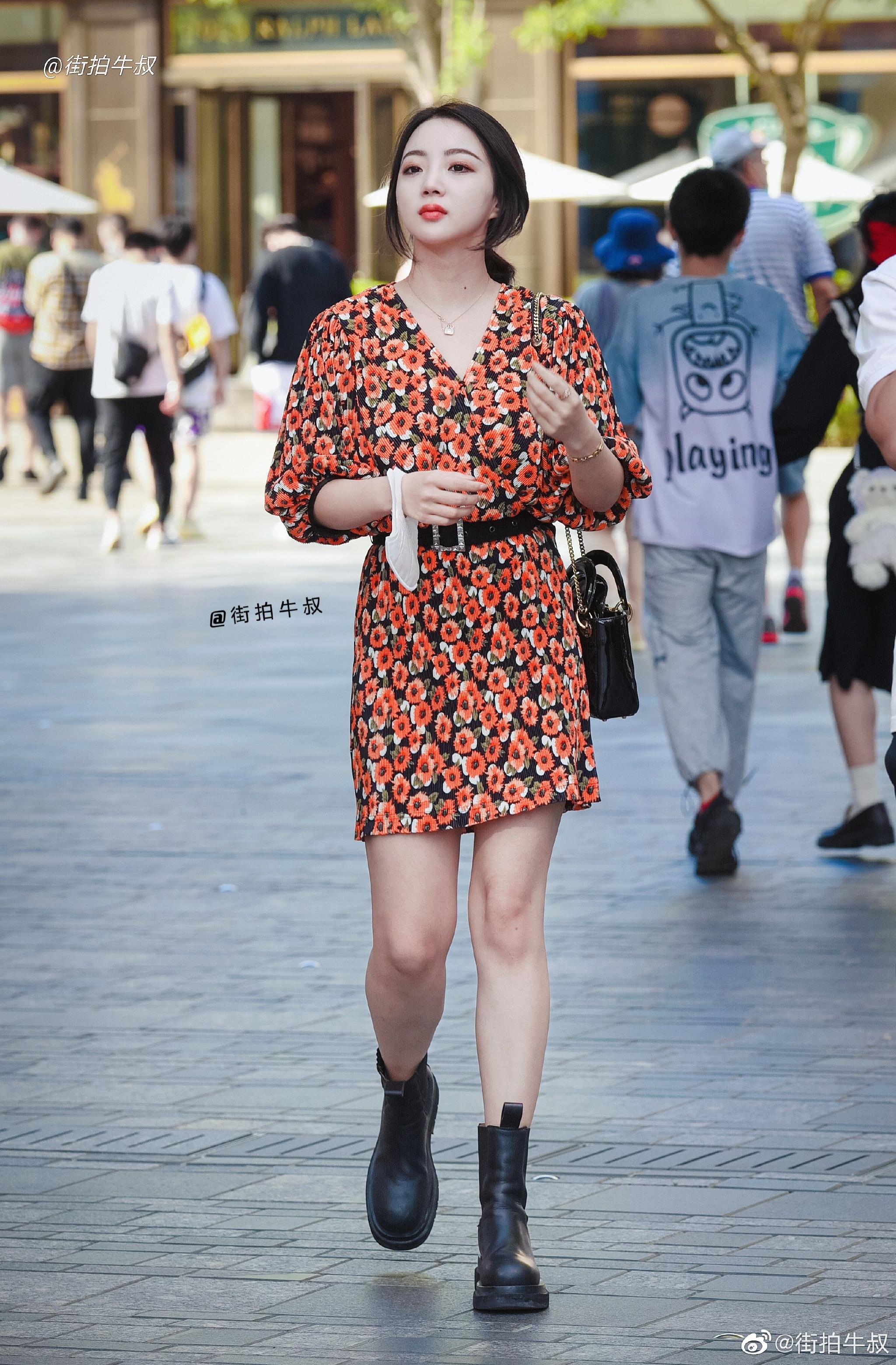 美女穿着洋气的泡泡袖碎花裙出街