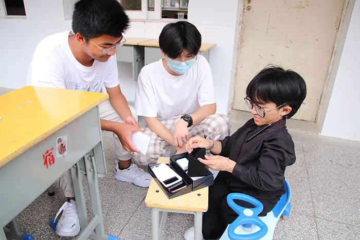 “扭扭车少年”张亮被安徽工程大学录取休闲区蓝鸢梦想 - Www.slyday.coM “扭扭车少年”张亮被安徽工程大学录取休闲区蓝鸢梦想 - Www.slyday.coM