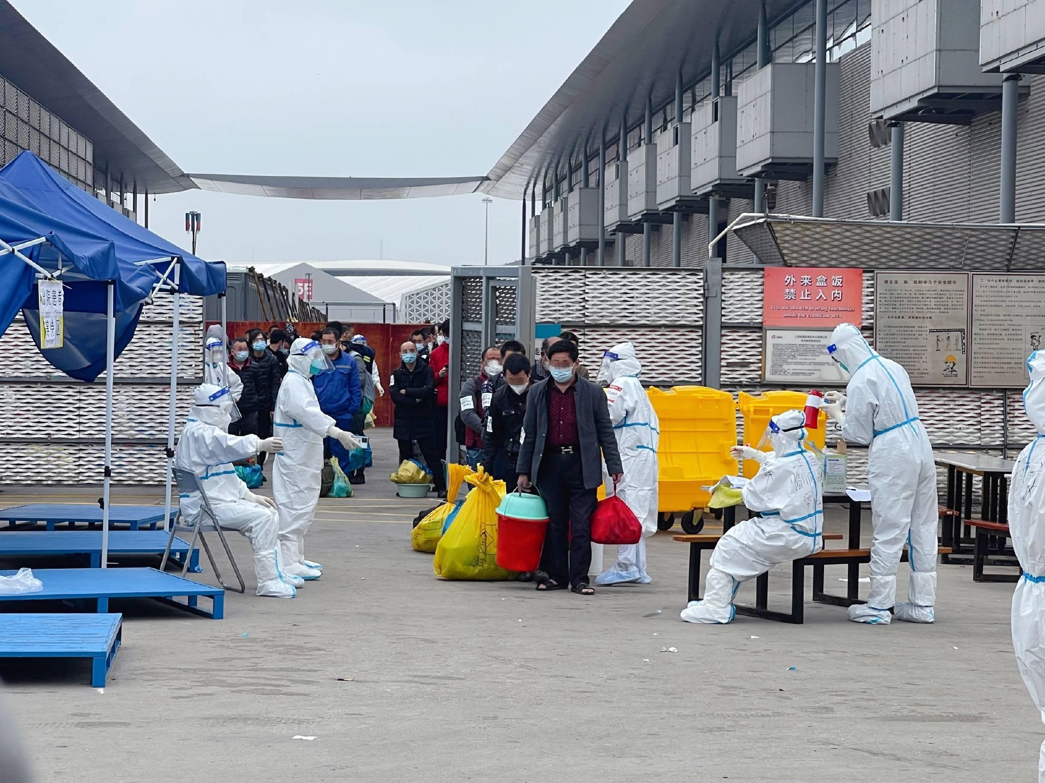 6700人，上海方舱医院今迎最大出院规模！新国博方舱8500份雨具护航“回家路”休闲区蓝鸢梦想 - Www.slyday.coM