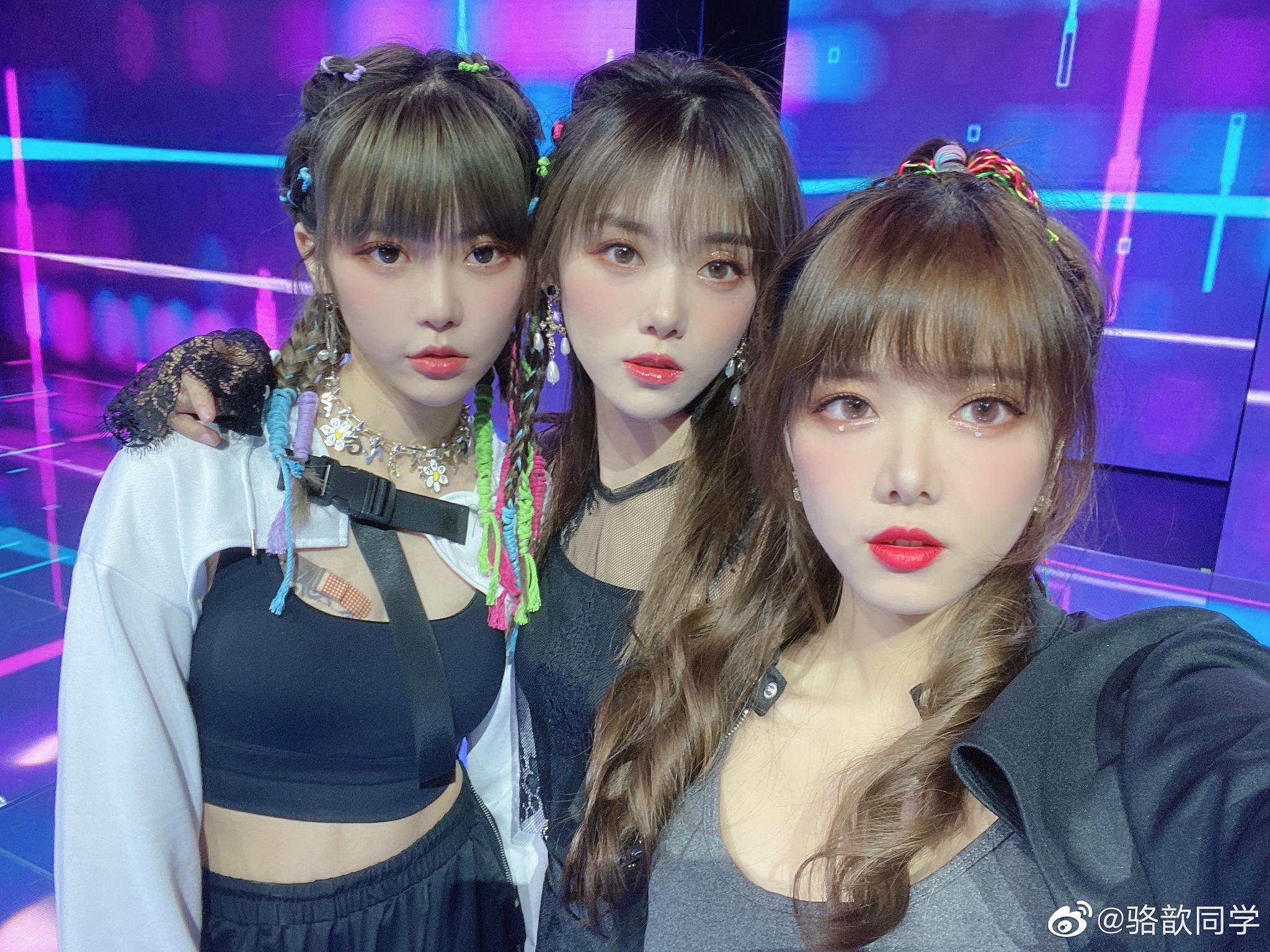 9 翻相册翻到已经解散的《代号s10》限定女团,我觉得就冲着虫虫这装扮