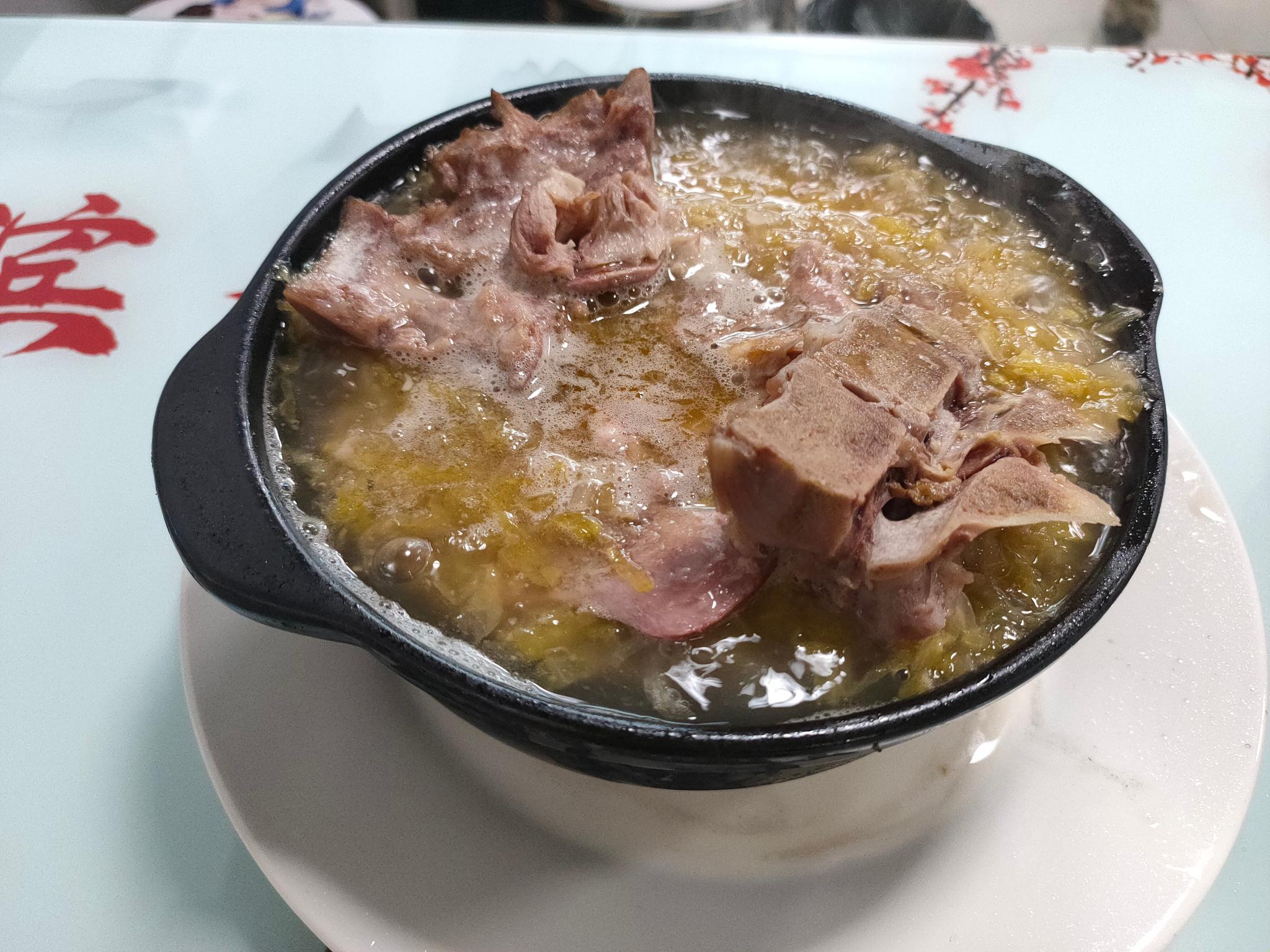 早上真不该看早餐中国,晚上忍不住就点了同款酸菜脊骨砂锅
