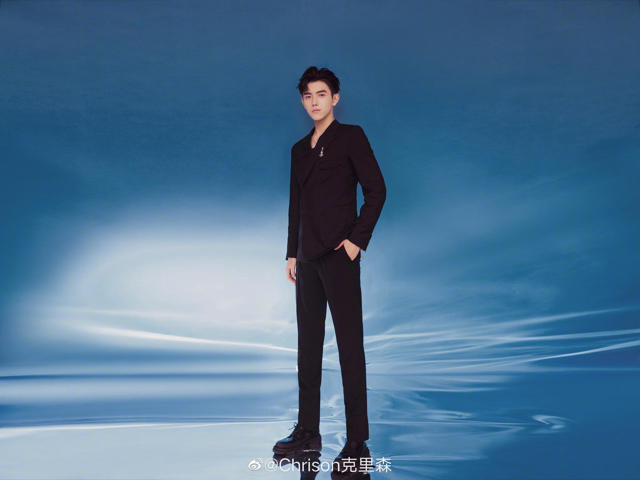 陈飞宇身穿dior men 2021春夏essentials系列黑套装