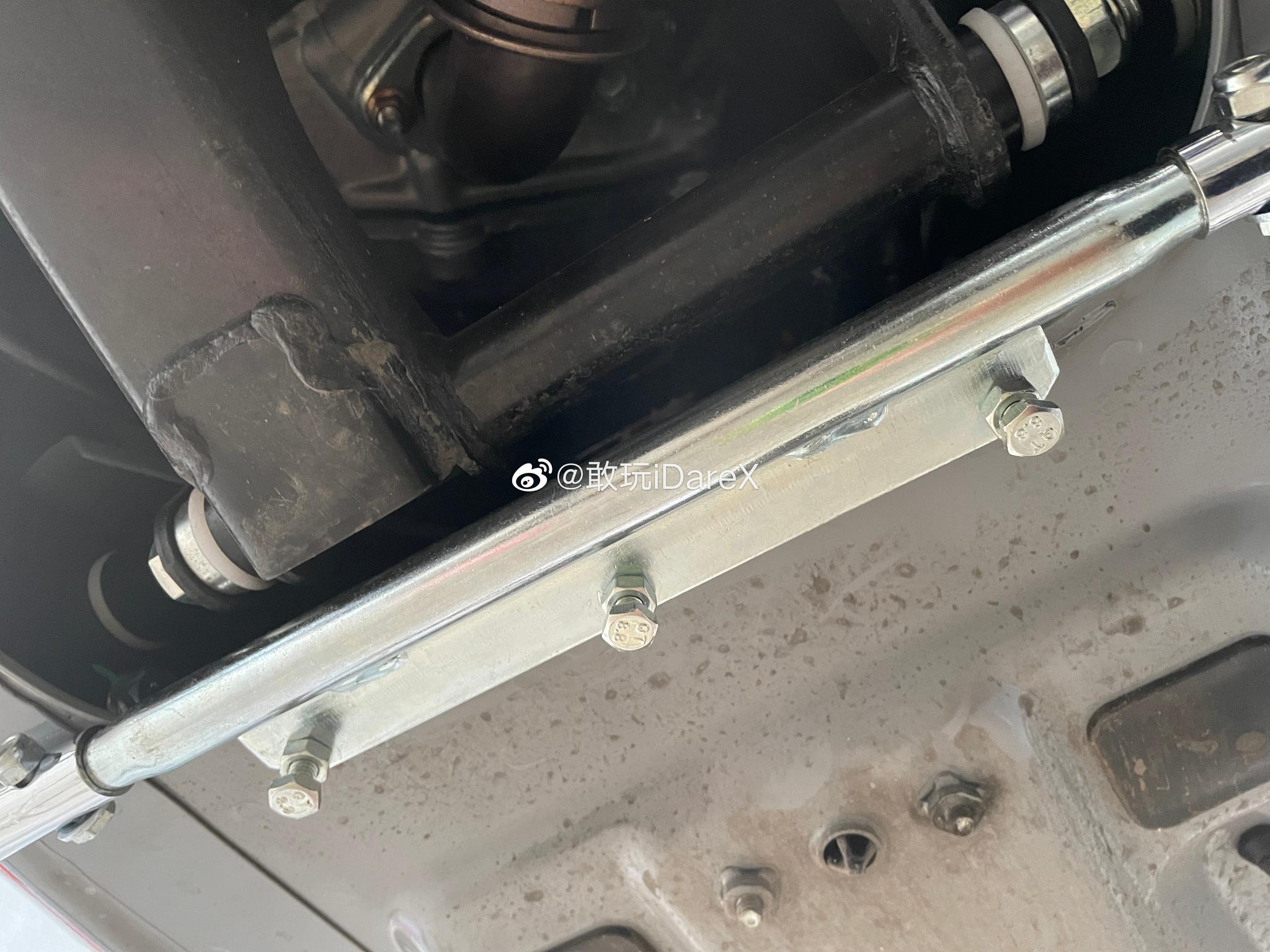 给vespa300装了个保险杠 主要是通勤车避免其他电动车自行车剐蹭
