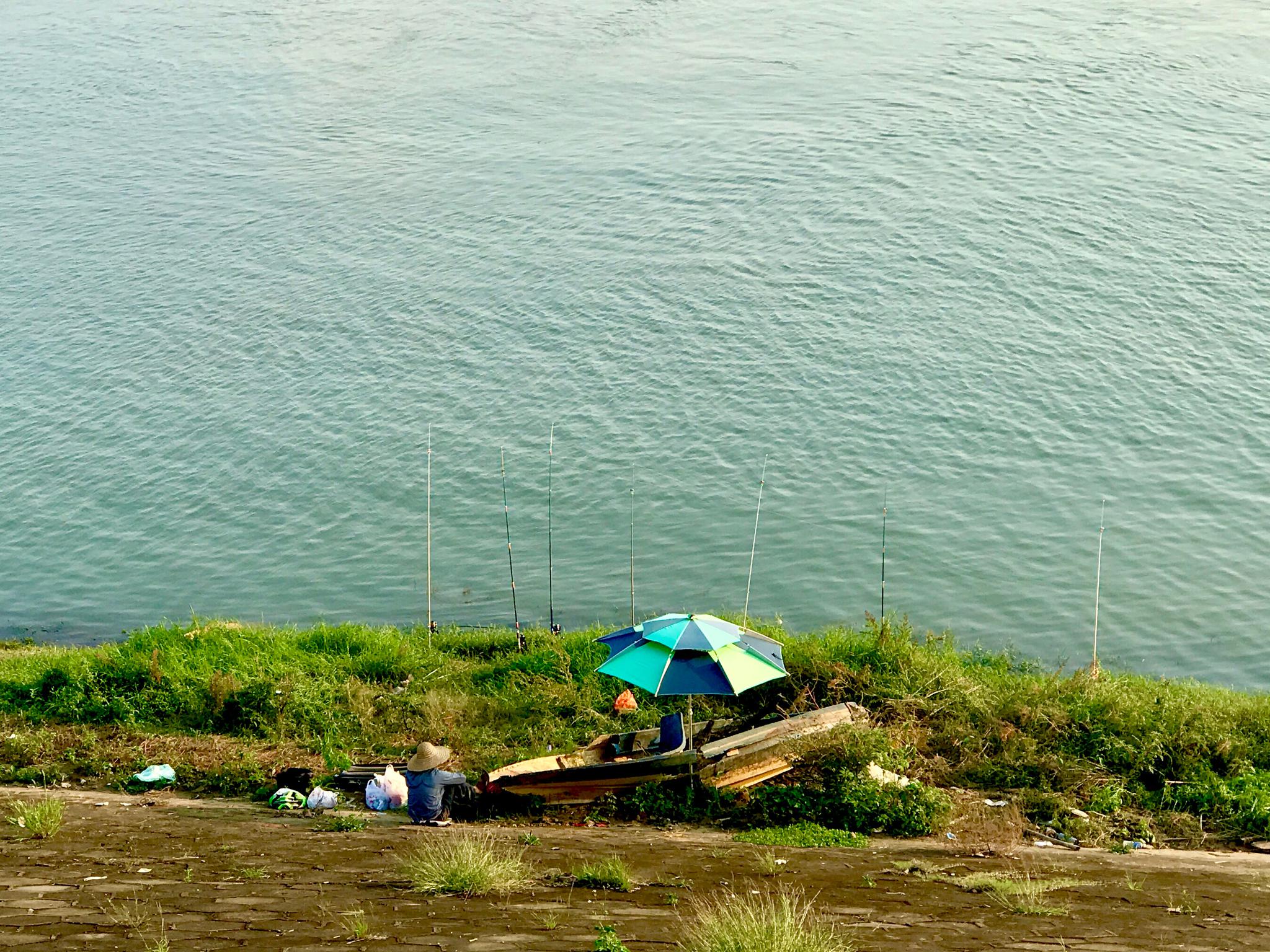 今日份的江边垂钓者