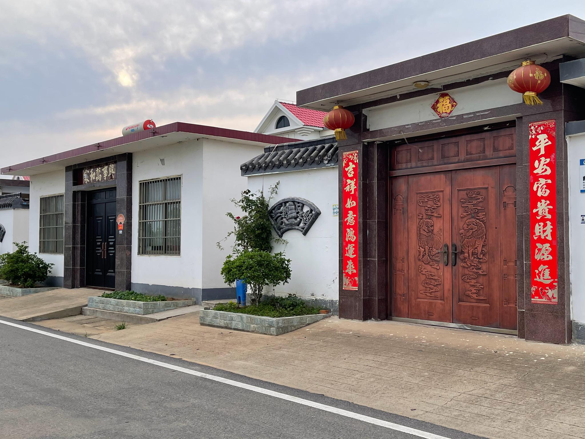 参观连云港市赣榆县塔山镇太平村墙面上的新编二十四孝