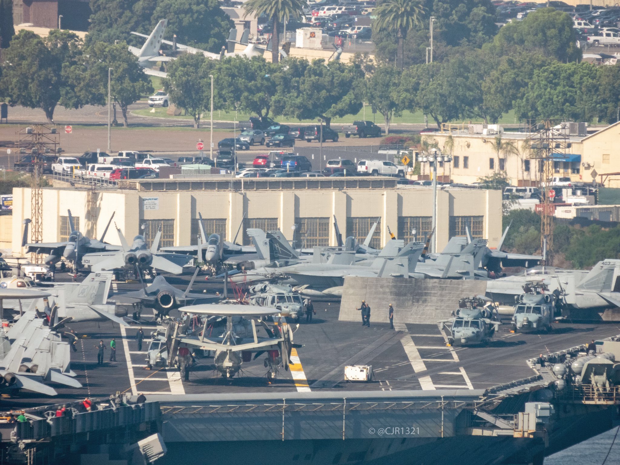 美国海军尼米兹级亚伯拉罕林肯号核动力航母近日离开圣迭戈军港