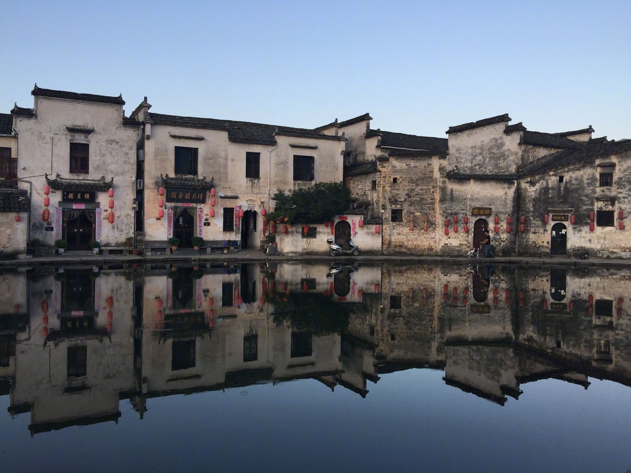 宏村位于安徽省黄山市因电影卧虎藏龙而出名