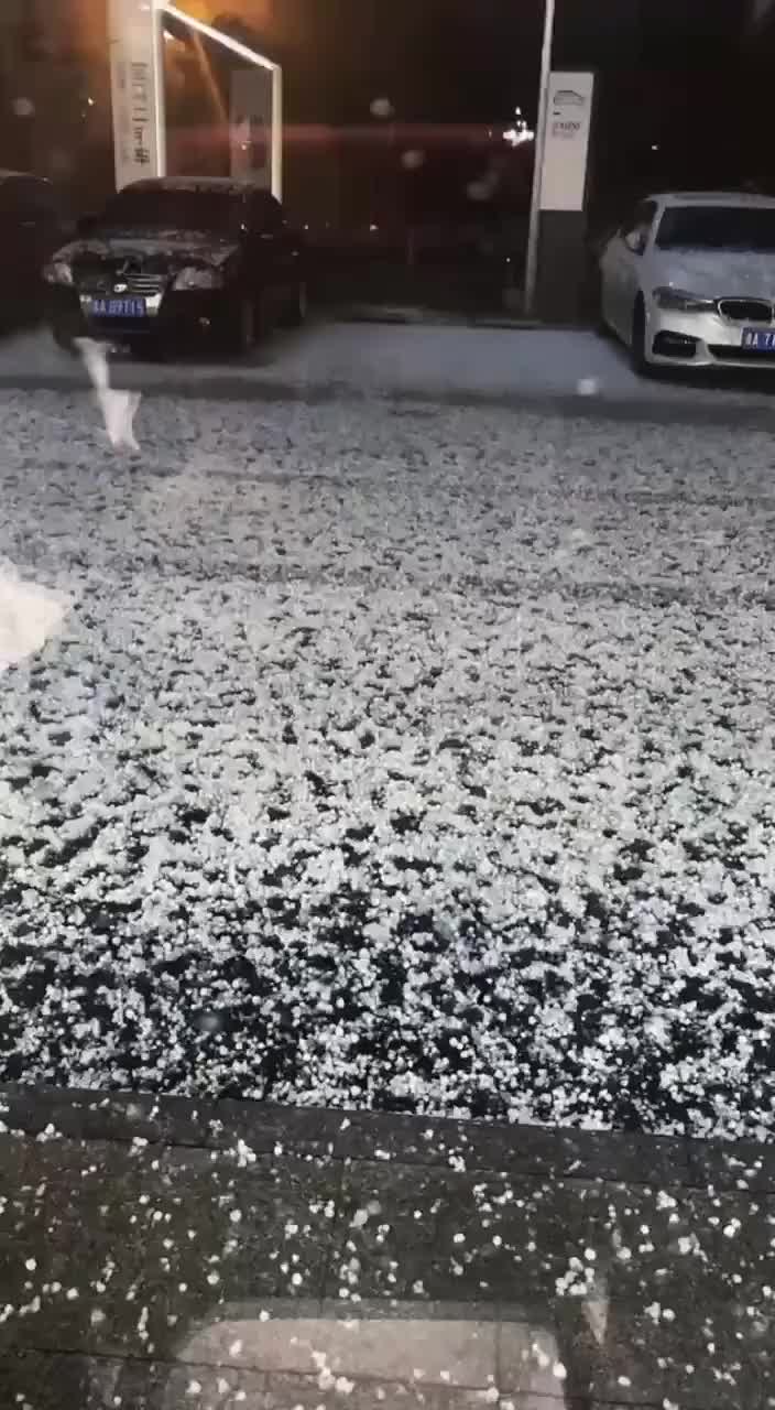 刚刚贵阳下起了冰雹