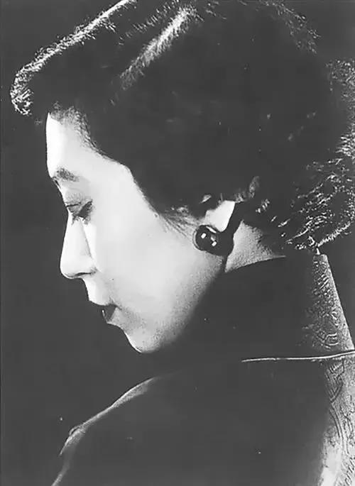 《第一炉香》灰满地，白瞎了张爱玲的美丽苍凉休闲区蓝鸢梦想 - Www.slyday.coM