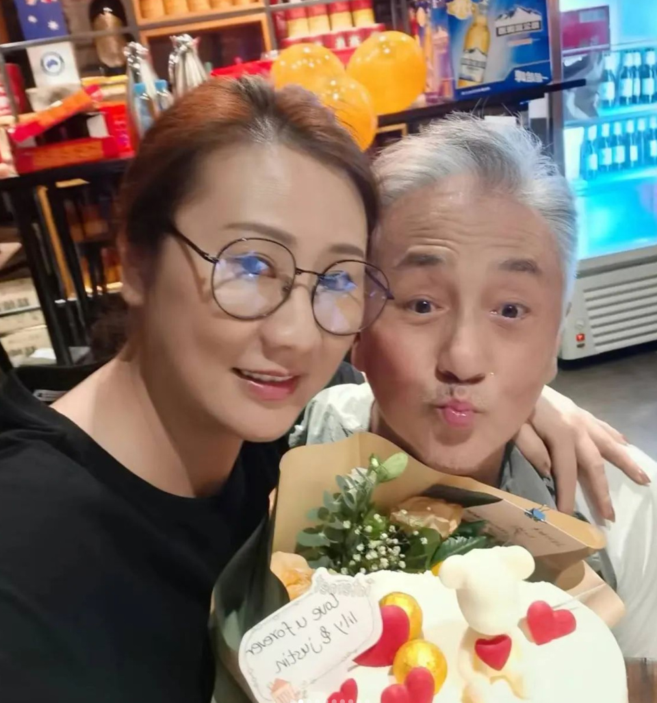 吴岱融和妻子带着儿子度假享受家庭乐 夫妻俩合影很甜蜜像小情侣