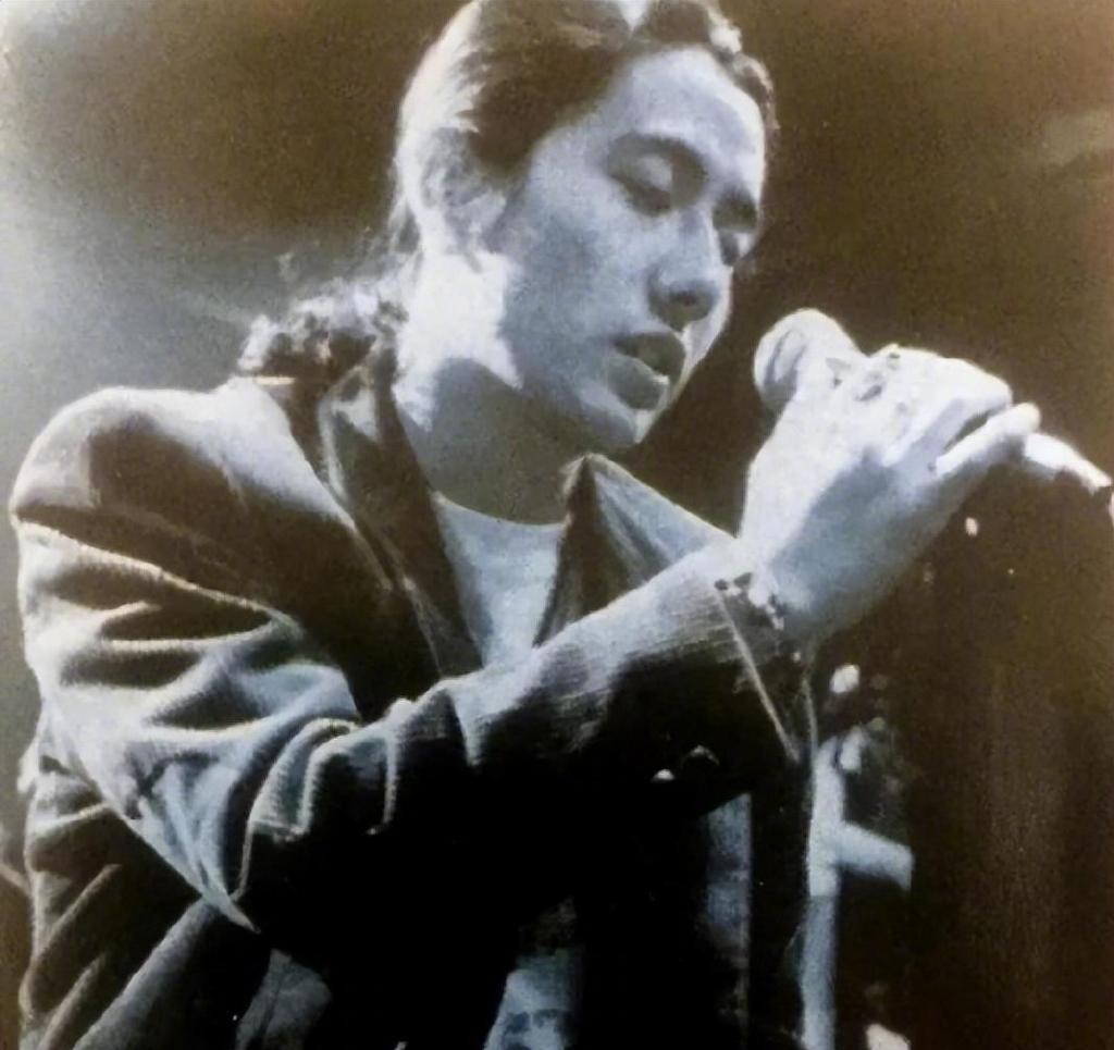 “摇滚老炮”郑钧：前妻用18年教他成长，为何转身娶了刘芸？|赤裸裸|郑钧|孙锋_新浪新闻