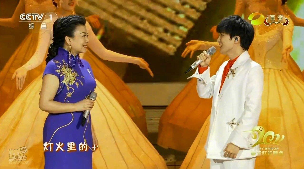 【评】张也周深《灯火里的中国》《春天到万家》3个欣赏层次解读|灯火里的中国|春天到万家|音色_新浪新闻