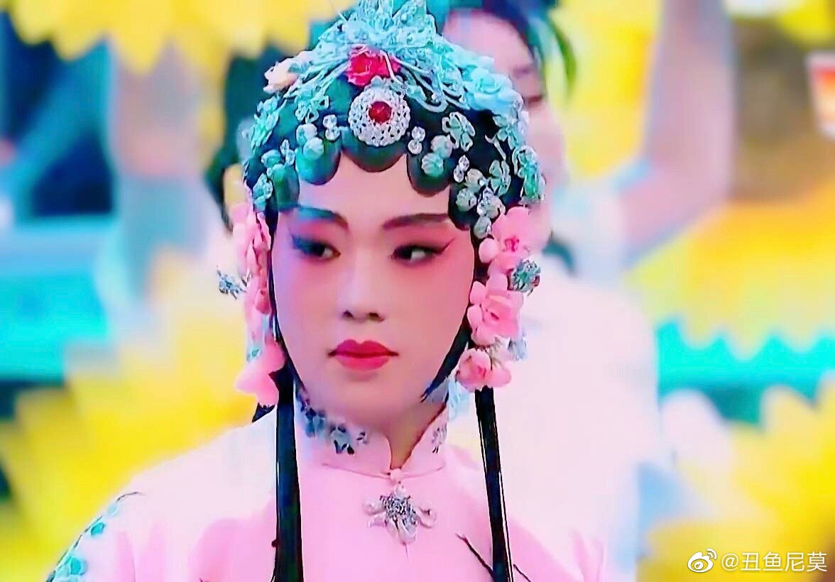 郭麒麟女装大赏,完全能撑得起坤坤的mv