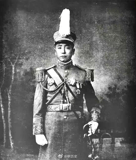 张作霖父子年轻时候都挺帅,张学良当时被评为四大美男……__财经头条