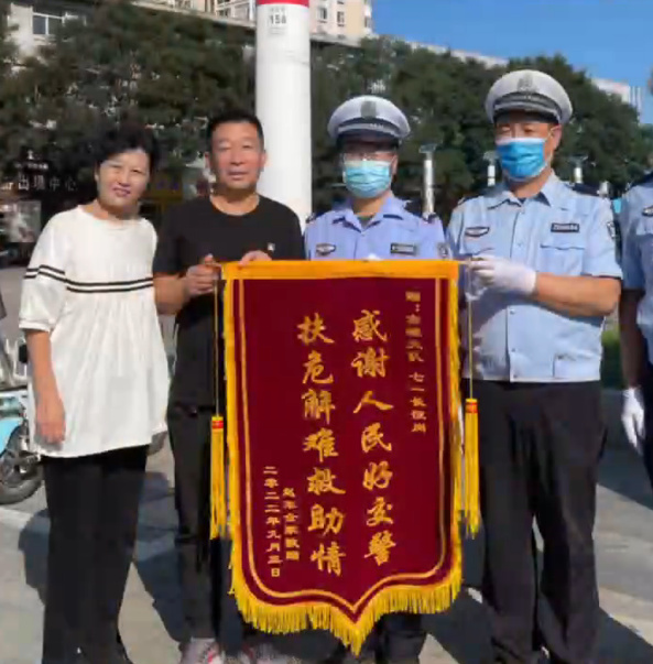 突发！忻州：电动车卷入车底，近30名热心群众冲上去抬车救人...休闲区蓝鸢梦想 - Www.slyday.coM