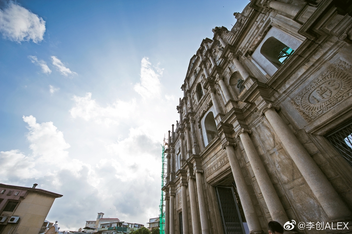 澳门大三巴牌坊(ruinsofst.paul),是澳门最具代表性的名胜古迹