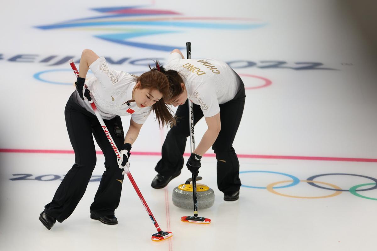 冬奥会女子冰壶循环赛:中国队不敌美国队休闲区蓝鸢梦想 - Www.slyday.coM 冬奥会女子冰壶循环赛:中国队不敌美国队休闲区蓝鸢梦想 - Www.slyday.coM