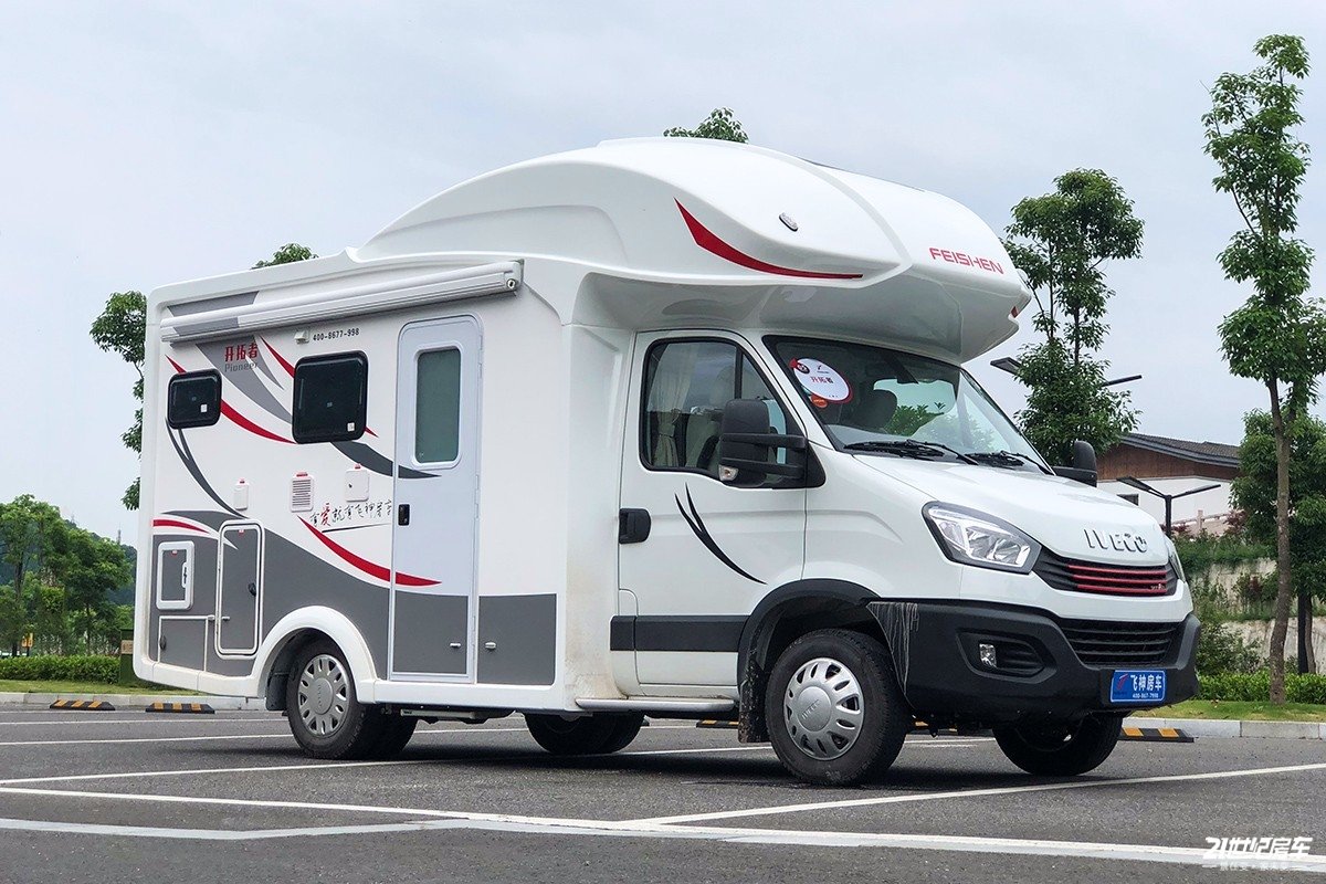 可延伸床板/大尺寸厨台 飞神开拓者c型房车静态评测