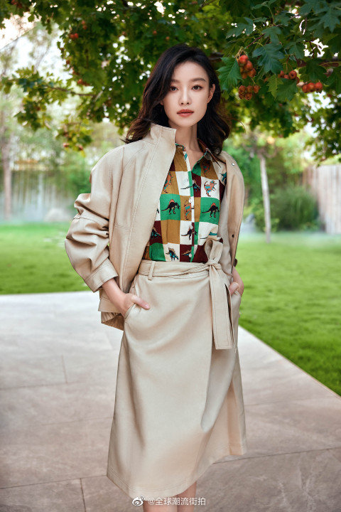 倪妮私服更新杏色皮质夹克和半身裙超显气质