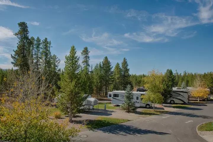 而黄石公园和大提顿公园内部,也各有一个政府运营的房车公园,分别在