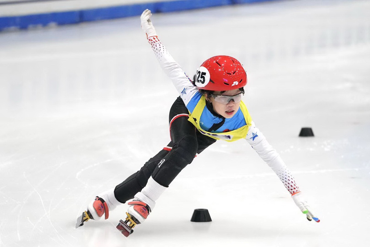 翩翩少年冰上飞驰 北京市青少年短道速滑混合接力赛举行