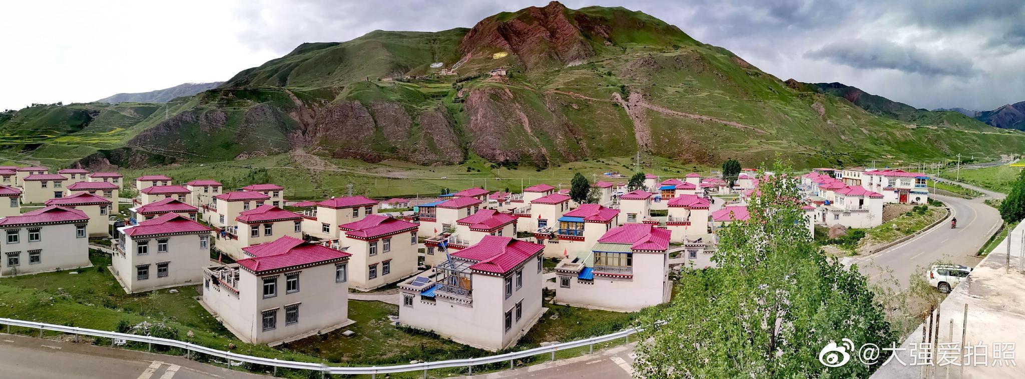 丁青县尺牍镇易地扶贫搬迁点,共有易地搬迁及灾后重建住房312套