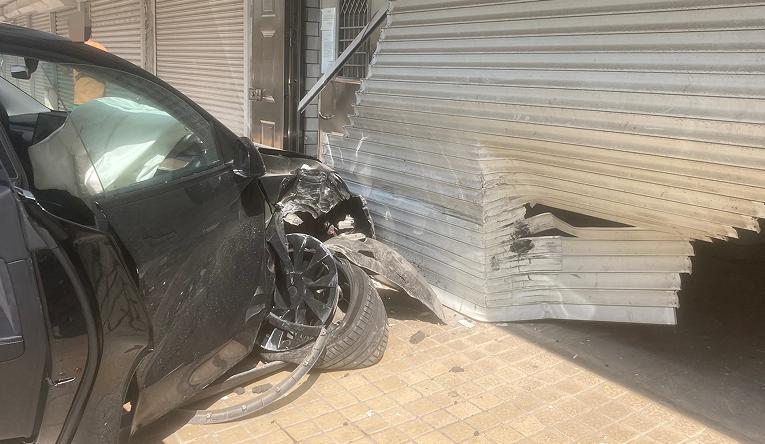 特斯拉突然自动加速?大连男子失控撞向