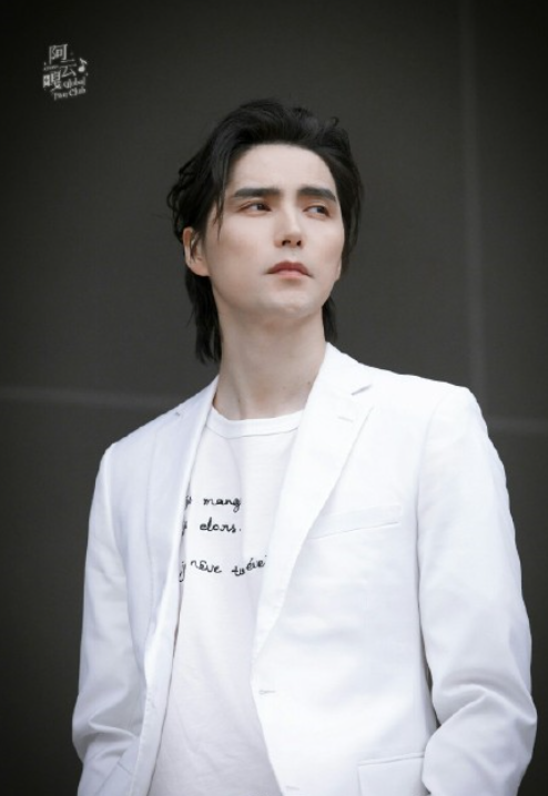 年仅一刊!阿云嘎拿下cosmomen首封!