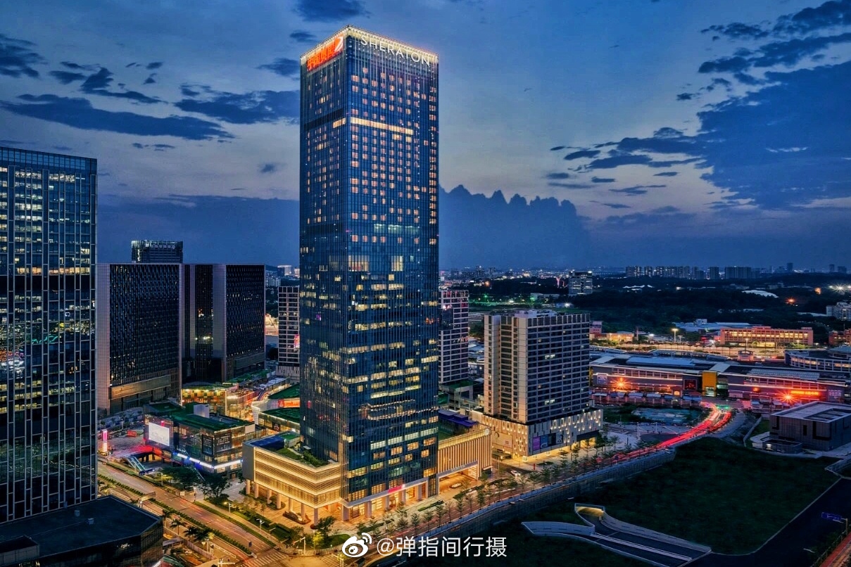 在广州番禺万博CBD核心位置，毗邻国家级5A景区广州长隆度假区