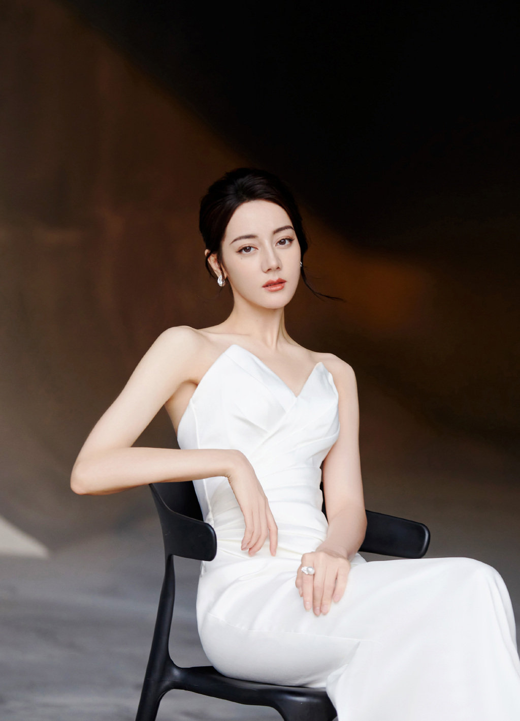 迪丽热巴一袭珍珠白软缎流光长裙搭配优雅气质盘发