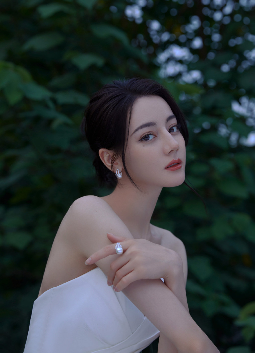 迪丽热巴一袭珍珠白软缎流光长裙搭配优雅气质盘发