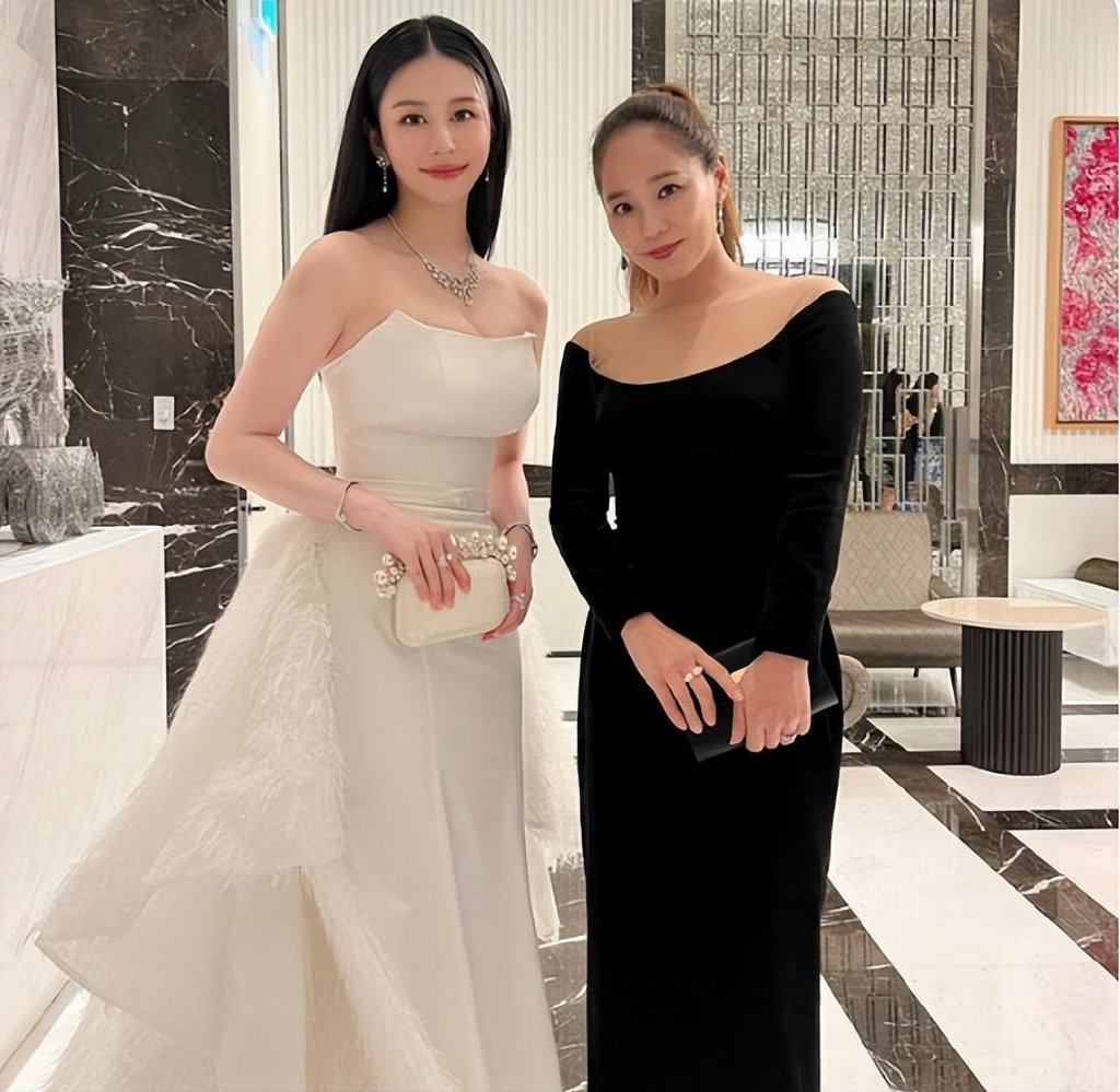 千亿富三代与邱淑贞女儿罕见同框,沈月戴满钻石首饰,打扮超高贵__财经