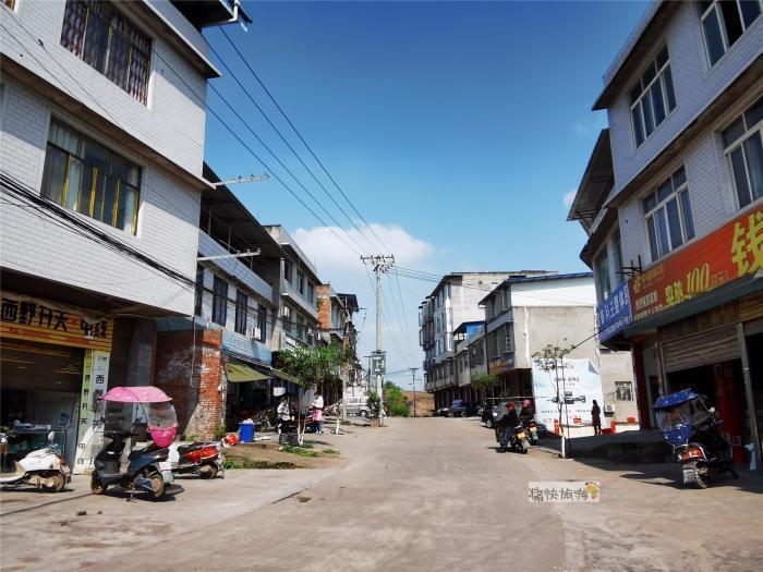 地处富顺县城东北,距离县城22公里,与内江隆昌市响石镇交界