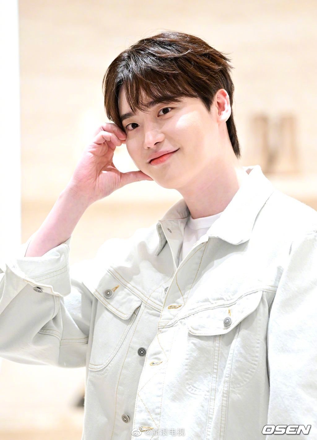 李钟硕韩媒生图曝光,身穿浅色系牛仔套装搭配白t恤,脸颊比心_高清图集